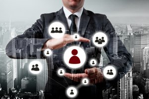 الإشراف على فريق التسويق وإدارة العمليات